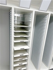 2 open kasten zijn aanelkaar gemonteerd om lange volkern schappen in te kunnen schuiven