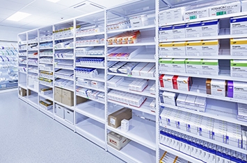 Apotheek-Stelling-met-Fama-schap-systeem-willach-4x3