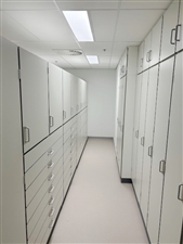 Bovenop de kastopstellingen zijn opzetkasten en schuine aftimmering gebruikt als afwerking