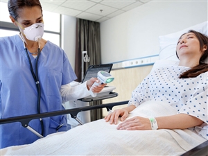 ds8100hc-bedzijde-verpleegkundige-patient-gezichtsmasker-polsbandje