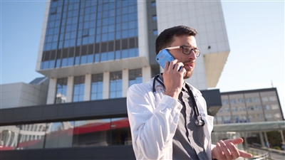gezondheidszorg-toepassing-hc25-hc55-arts-aan-de-telefoon-buiten