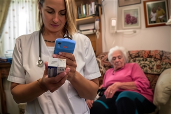 gezondheidszorg-toepassing-hc25-thuiszorg-scannen-medicijnetiket-met-camera