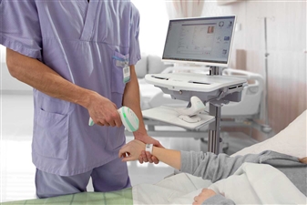 gryphon-zorgverlener-scant-patientenbandje-aan-bedzijde
