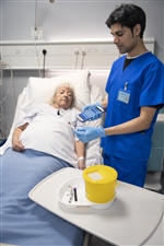 hc20-patient-bedzijdig-scannen-buizen-met-bloed-portretmodus