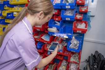 hc20-verpleegkundige-scant-labels-voor-benodigdheden
