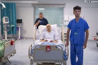hc20-verzorger-duwt-patientenbed