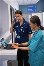 hc50-hc20-tablet-toetsenbord-arts-typt-patientinformatie-verpleegkundige-aan-de-telefoon