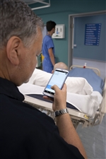 healthcare-toepassing-hc20-vervoerder-duwt-patientenbed-gebruikt