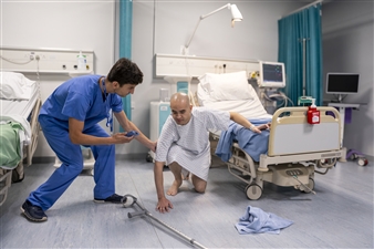 healthcare-toepassing-hc50-hc20-verpleegkundige-drukt-op-rode-alarmknop-voor-noodgeval