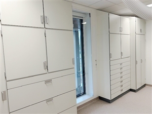 Kastopstelling met diverse formaten kasten en ladekasten