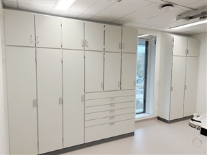 Kastopstelling met hoge kasten en katheterladekasten