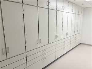 Kastopstelling over de gehele wand