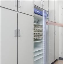 medicatiekoelkast-ingebouwd-tussen-modulaire-kasten