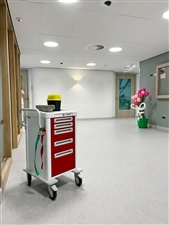 neonatologie-half-modulaire-ladewagen-klaar-voor-gebruik-in-omliggende-ruimtes