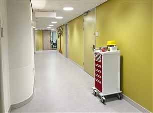 neonatologie-medische-ladewagen-met-in-rood-gecoate-lades-voor-duidelijke-herkenning