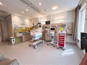 neonatologische-ruimte-met-half-modulaire-medische-ladewagen