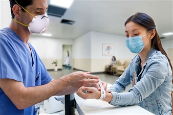 opname-door-verpleegkundige-patient-krijgt-polsbandje-van-de-zd510-printer