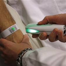 rida-handscanner-in-gebruik-bij-een-patient-2