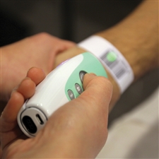 rida-handscanner-in-gebruik-bij-een-patient