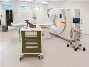 seh-heel-modulaire-ladewagen-bij-ct-scanner