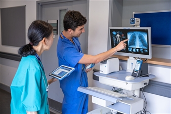 zd510-hc50-connect-cradle-gangpad-dokter-verpleegster-kijkend-patient-record-2